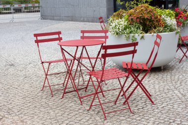 Kafenin içinde. Sandalyeler, masalar, modern restoranlar.