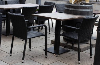 Kafenin içinde. Sandalyeler, masalar, modern restoranlar.