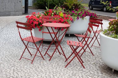 Kafenin içinde. Sandalyeler, masalar, modern restoranlar.