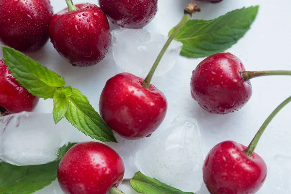 Fresh Sweet Cherry Ice Mint Water Drops — Φωτογραφία Αρχείου