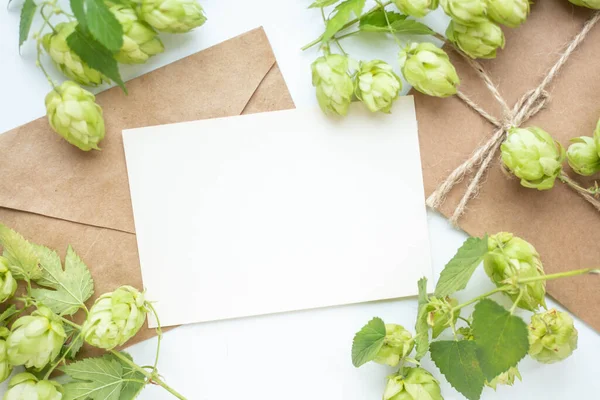 Minimalistic Card Mockup Hop Branch Flower Craft Envelope Blossom Flat — Stockfoto