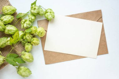 Zıplama dalı, çiçek, el işi zarf, çiçek, düzlük, üst görünüm içeren minimalist kart modeli