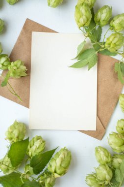 Zıplama dalı, çiçek, el işi zarf, çiçek, düzlük, üst görünüm içeren minimalist kart modeli