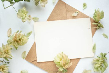 sek hop dalları ve kart maketleri. Sonbahar çiçekleri