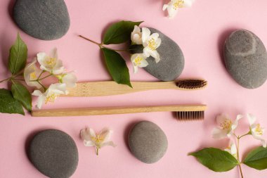 Bambu diş fırçaları, yasemin çiçekleri, yapraklar ve deniz kabukları. Sıfır. Çevre. düz yat