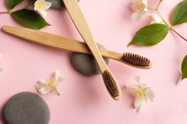 Bambu diş fırçaları, yasemin çiçekleri, yapraklar ve deniz kabukları. Sıfır. Çevre. düz yat