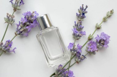 Lavanta çiçekli parfüm şişesi