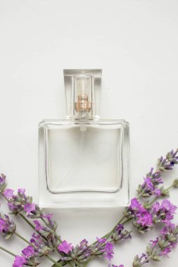 Lavanta çiçekli parfüm şişesi