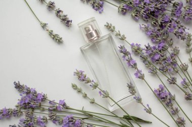 Lavanta çiçekli parfüm şişesi