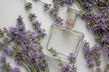 Lavanta çiçekli parfüm şişesi