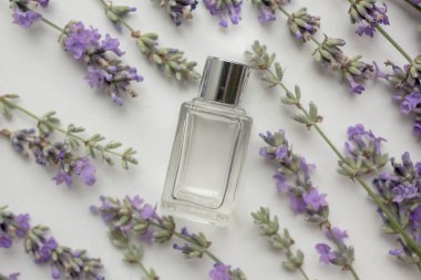 Lavanta çiçekli parfüm şişesi
