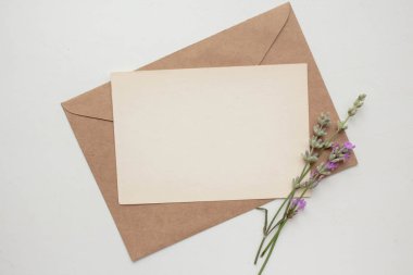 Lavanta ve zarflı kart modeli. Çiçekli minimalist tarzda davet