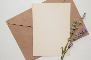 Lavanta ve zarflı kart modeli. Çiçekli minimalist tarzda davet