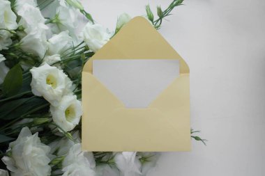 Östomalı maket kartı. Ortam ve ayrıntıları içeren davet kartı beyaz arkaplanda kartpostal ve çiçeklerle düzenlenir.