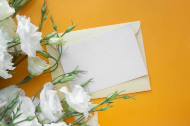 Östomalı maket kartı. Ortam ve ayrıntıları içeren davet kartı beyaz arkaplanda kartpostal ve çiçeklerle düzenlenir.