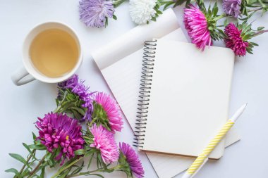 Asterlar, çay ve sonbahar çiçekleriyle haftalık planlamacı..