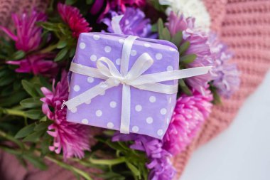 Sonbahar çiçekli kart modeli. Menekşe ve pembe astıcılar.