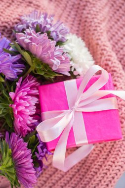 Sonbahar çiçekli kart modeli. Menekşe ve pembe astıcılar.