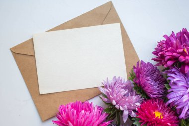 Sonbahar çiçekli kart modeli. Menekşe ve pembe astıcılar.