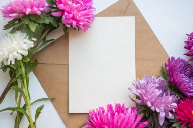 Sonbahar çiçekli kart modeli. Menekşe ve pembe astıcılar.