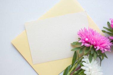 Sonbahar çiçekli kart modeli. Menekşe ve pembe astıcılar.