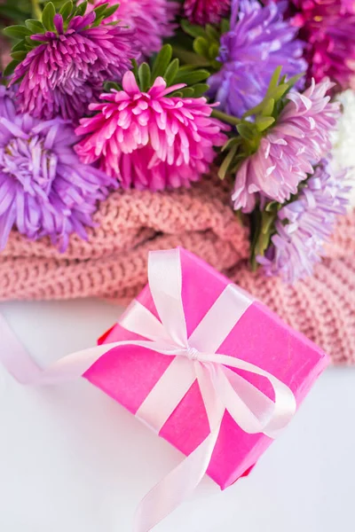 Sonbahar çiçekli kart modeli. Menekşe ve pembe astıcılar.