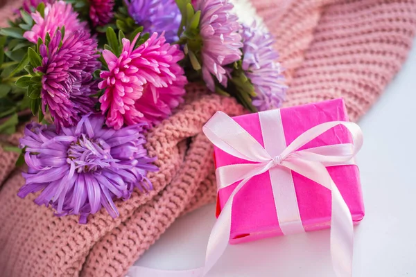 Sonbahar çiçekli kart modeli. Menekşe ve pembe astıcılar.