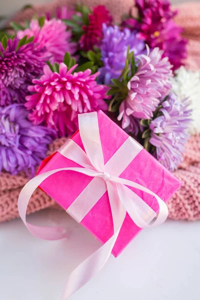 Asters Knitted Pink Sweater Present Box Gift Flowers — Stockfoto