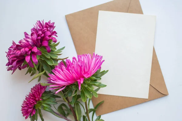 Sonbahar çiçekli kart modeli. Menekşe ve pembe astıcılar.