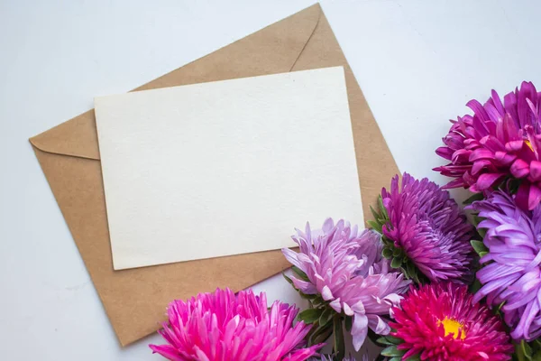 Sonbahar çiçekli kart modeli. Menekşe ve pembe astıcılar.