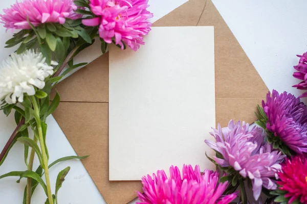 Sonbahar çiçekli kart modeli. Menekşe ve pembe astıcılar.