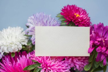 Sonbahar çiçekli kart modeli. Menekşe ve pembe astıcılar.