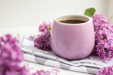 Kupa koyu kahveyle leylak rengi. Günaydın kahve fincanı