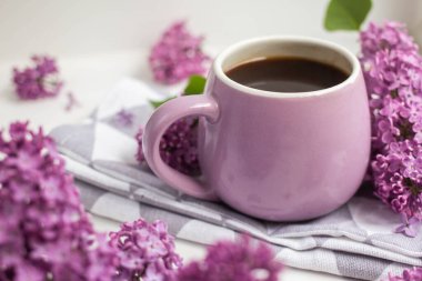 Kupa koyu kahveyle leylak rengi. Günaydın kahve fincanı