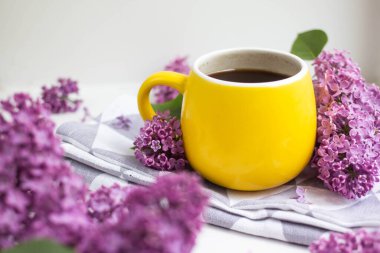 Kupa koyu kahveyle leylak rengi. Günaydın kahve fincanı