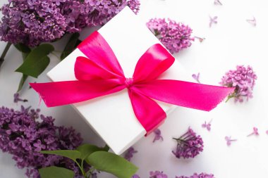 Leylak çiçekli beyaz hediye kutusu. mevcut