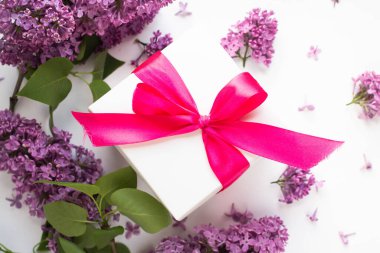 Leylak çiçekli beyaz hediye kutusu. mevcut