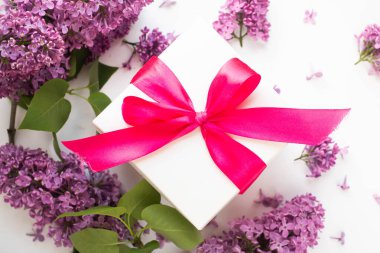 Leylak çiçekli beyaz hediye kutusu. mevcut