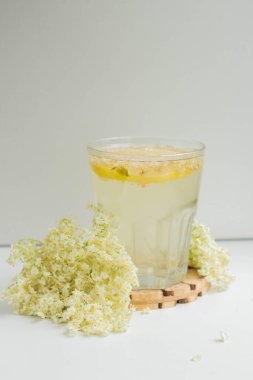 Elderflower limonatası, limonlu cam.