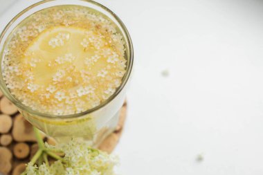 Elderflower limonatası, limonlu cam.