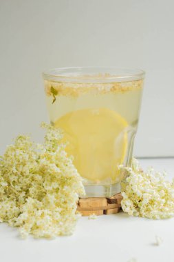 Elderflower limonatası, limonlu cam.