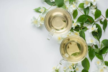 Yeşil çay, yasemin, cam bardak ve bal.. 