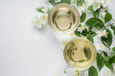 Yeşil çay, yasemin, cam bardak ve bal.. 