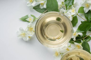 Yeşil çay, yasemin, cam bardak ve bal.. 