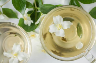 Yeşil çay, yasemin, cam bardak ve bal.. 