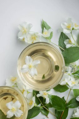 Yeşil çay, yasemin, cam bardak ve bal.. 