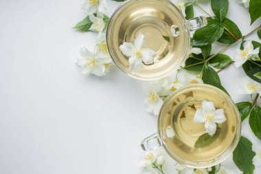 Yeşil çay, yasemin, cam bardak ve bal.. 