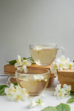 Yeşil çay, yasemin, cam bardak ve bal.. 