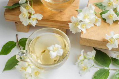 Yeşil çay, yasemin, cam bardak ve bal.. 