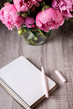 Şakayık buketli planlayıcı. kalem ile dizüstü bilgisayar